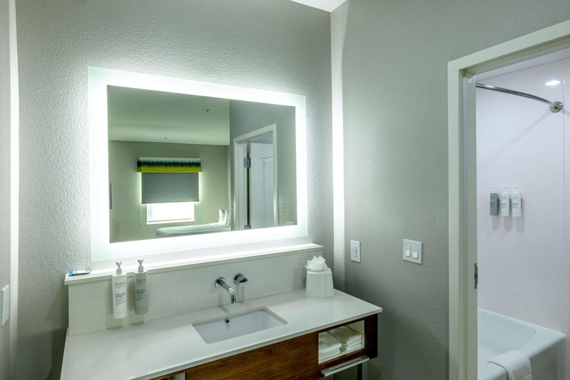 Hampton & Hotel Cleburne